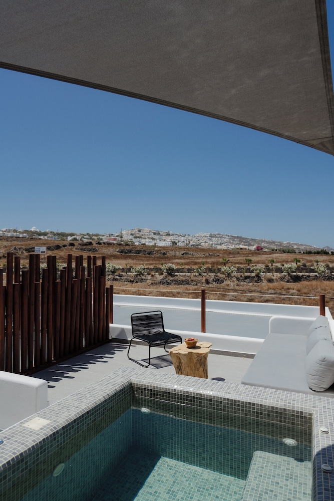 Deluxe Suite with Hot Tub and Sea View - Photo 7