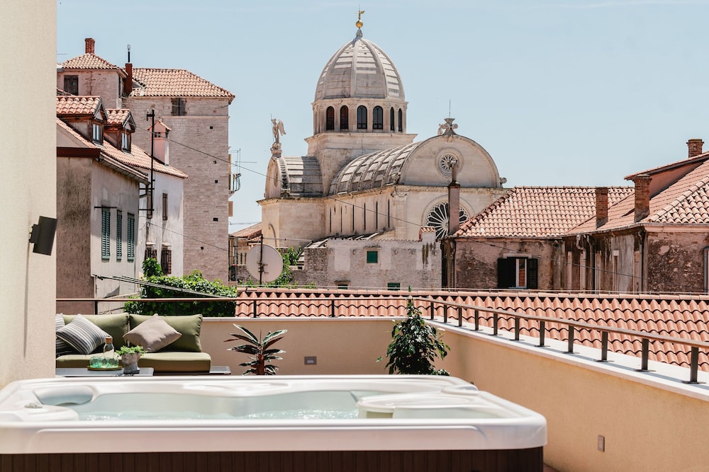 Executive Rooftop & Jacuzzi Apartment
