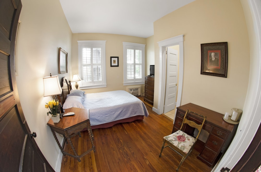 Inside Queen Room photo 3