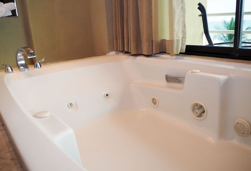Deluxe Suite - Photo 13