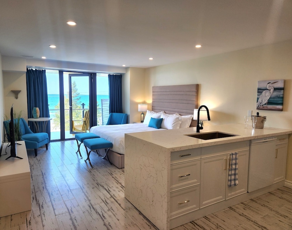 Studio Suite, 1 King Bed, Beach View