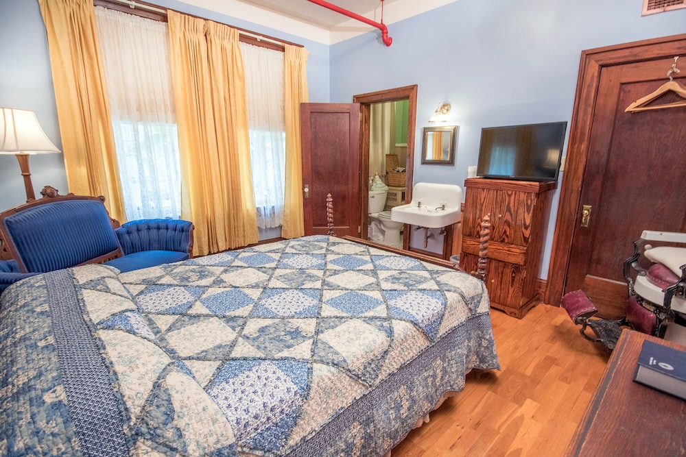 Basic Family Room, (Family Two Bedroom Suite) photo 1