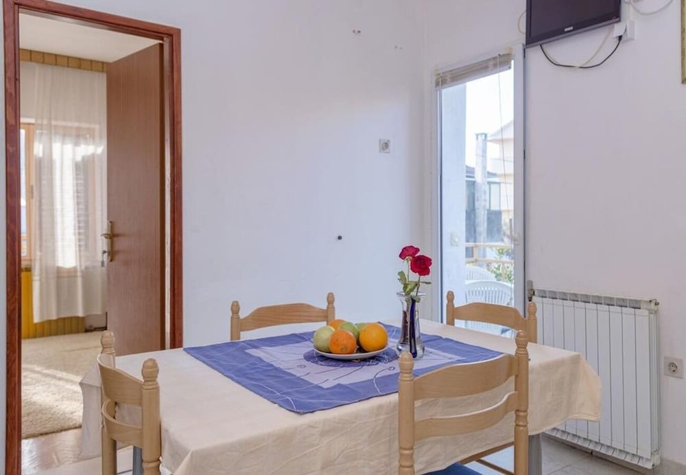 Apartment (Igor - near center - A4-Hector(2+2)) photo 2