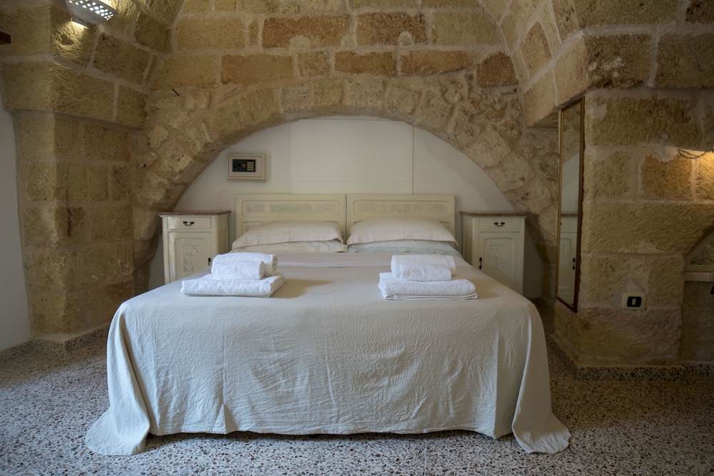 Traditional Double Room, 1 Bedroom, Ensuite - Photo 2