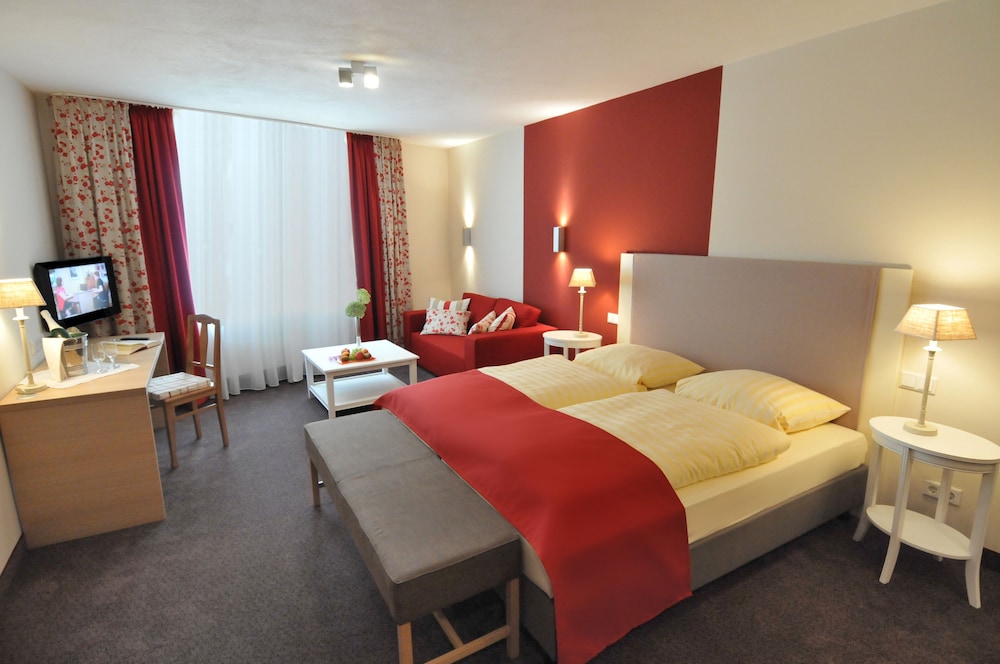 Deluxe Studio Suite, 1 King Bed, City View