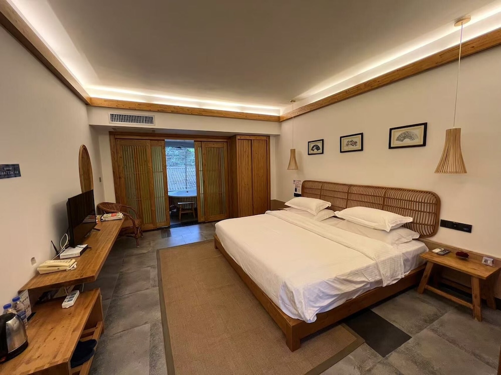 Superior Single Room, Hill View