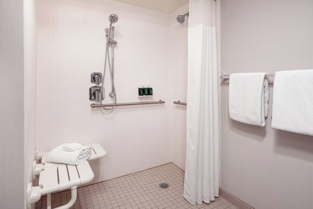 Suite, 1 Bedroom, Courtyard View (Mobility/Hearing Access, Roll-In Shwr)
