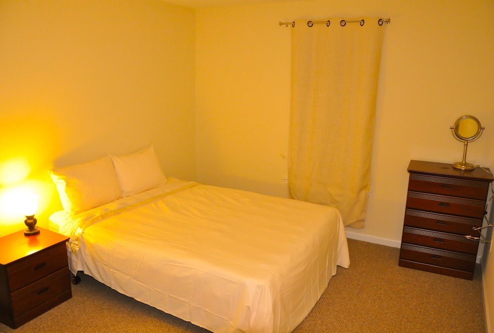 Private Room In Shared Apartment, Deluxe Queen photo 3