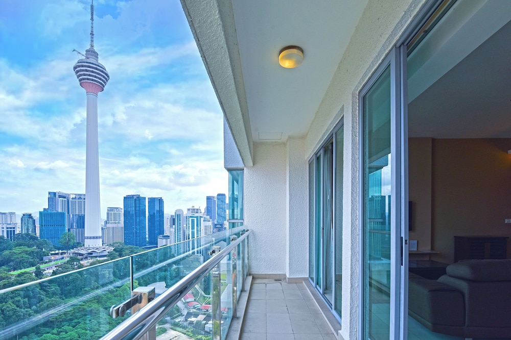 Two Bedroom Suite - Twin Tower with Pool View thumbnail 6