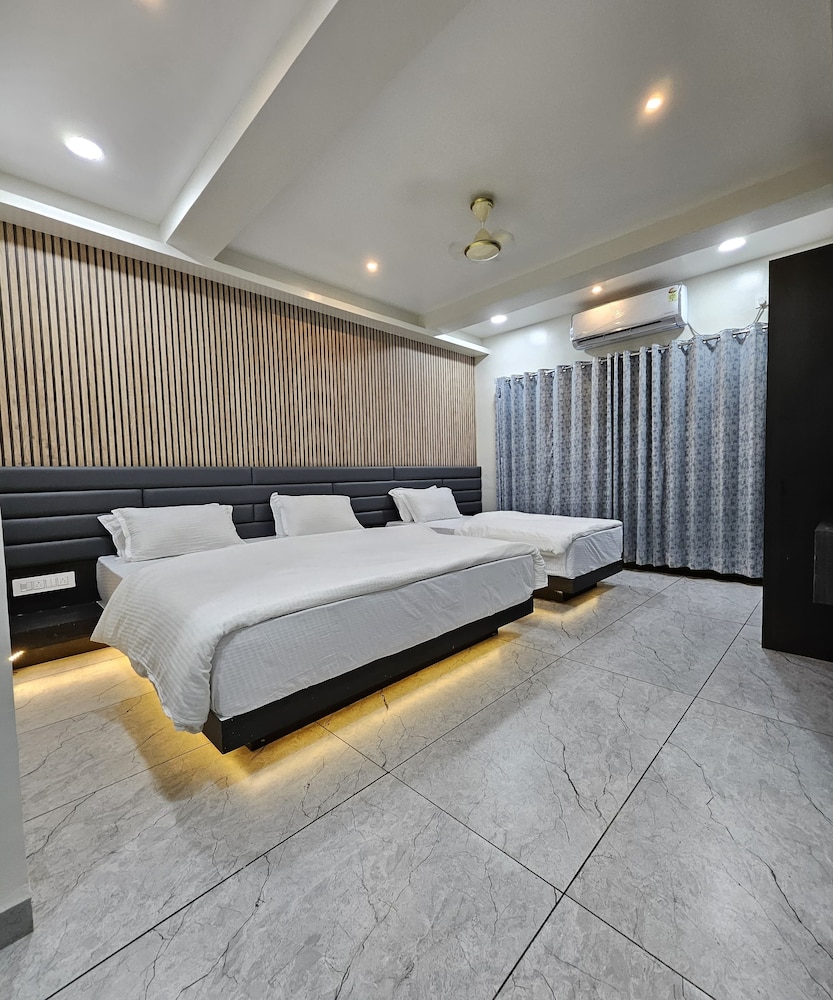 Luxury Three Bedroom - Photo 9