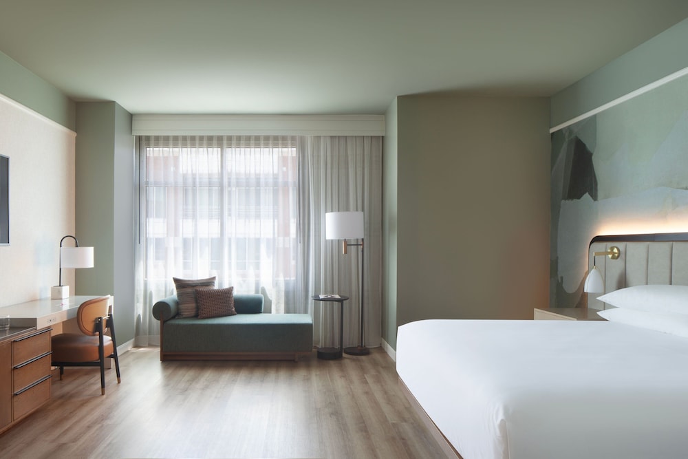 Room, 1 King Bed (Mobility/Hearing Accessible, Tub) - Photo 2