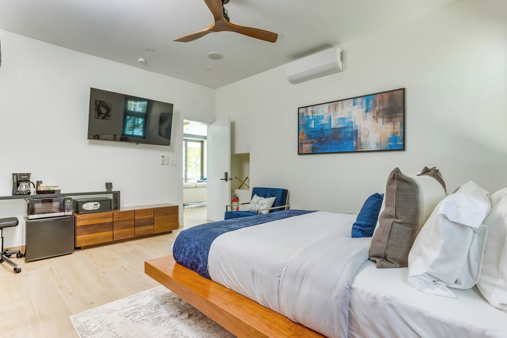 Majesty Villa Beachfront Suite (1 Room of 4), Partial Sea View, Shared Kitchen/Living Room
