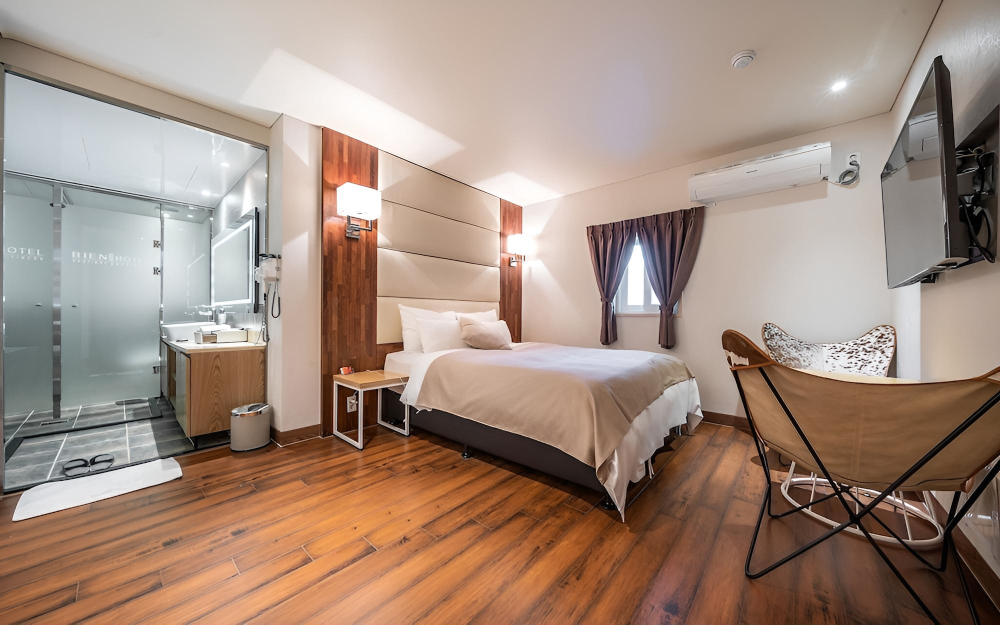 Room (Premium) - Photo 19