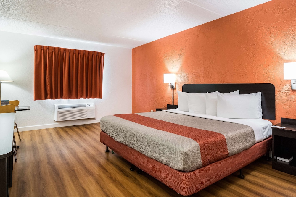 Deluxe Room, 1 Queen Bed, Non Smoking, Hot Tub - Photo 1