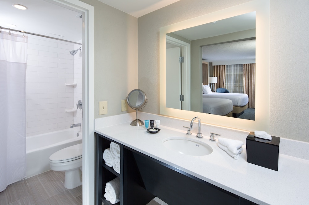 Standard Room, 2 Queen Beds, Mobility Accessible (Roll-In Shower) - Photo 4