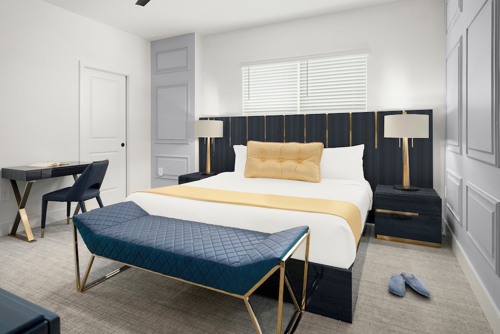 1 King Bedroom W/ Pool