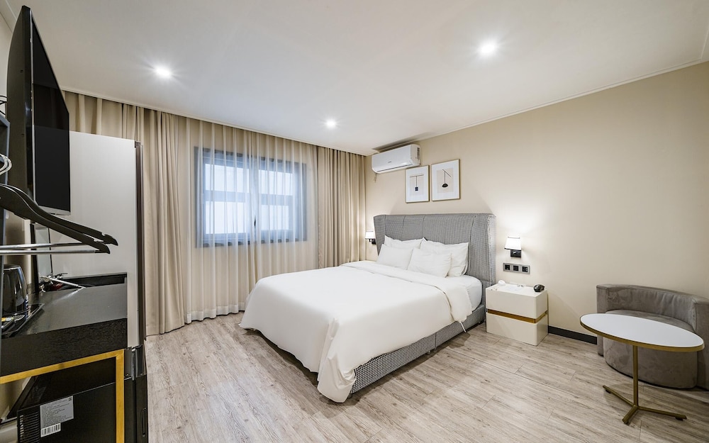 Room (Premium-Starbucks Coffee PKG (Netflix) - Photo 16