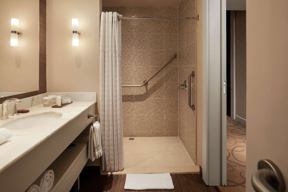One King - One Bedroom Suite Mobility Access thumbnail 6