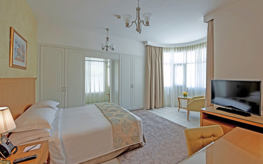 Penthouse, Multiple Beds