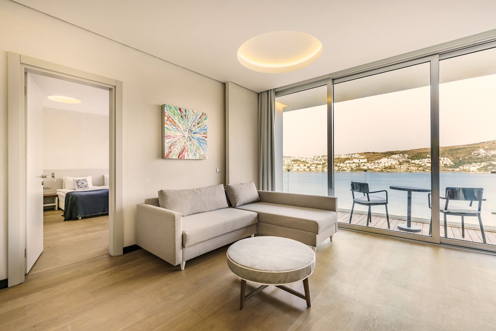 Suite, 2 Bedrooms, Sea View photo 3