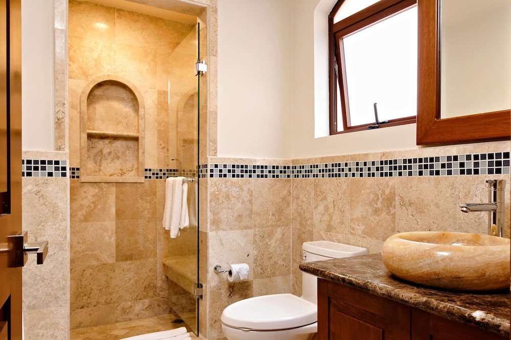 Suite, 2 Bedrooms (Master) - Photo 5