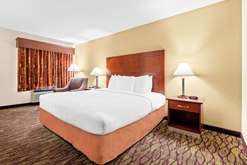 Standard Room, 1 King Bed, Accessible, Non Smoking photo 3