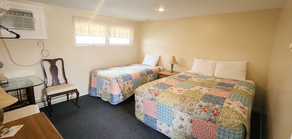 Standard Room, Queen and Twin photo 1