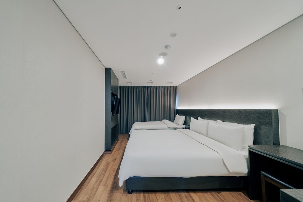 Family Twin Room (No view) - Photo 10
