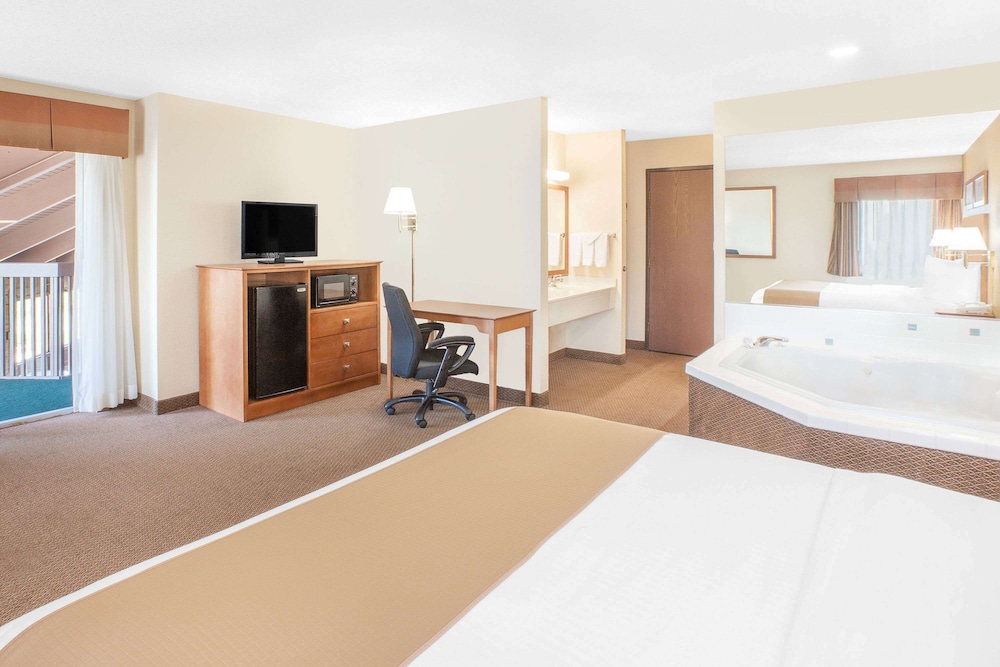 Suite, 1 King Bed photo 1