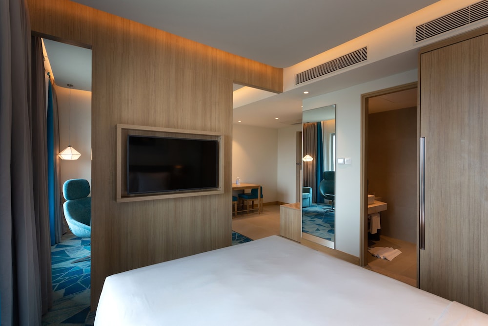Junior Suite, 1 Queen Bed - Photo 2