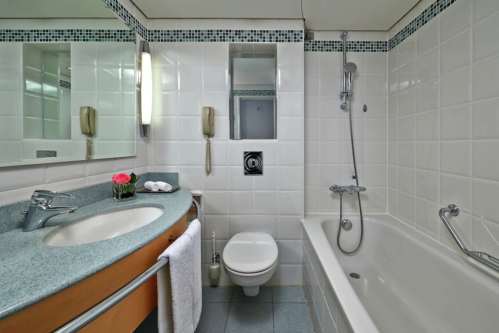 Executive Room, 1 Queen Bed, Club Lounge Access thumbnail 5