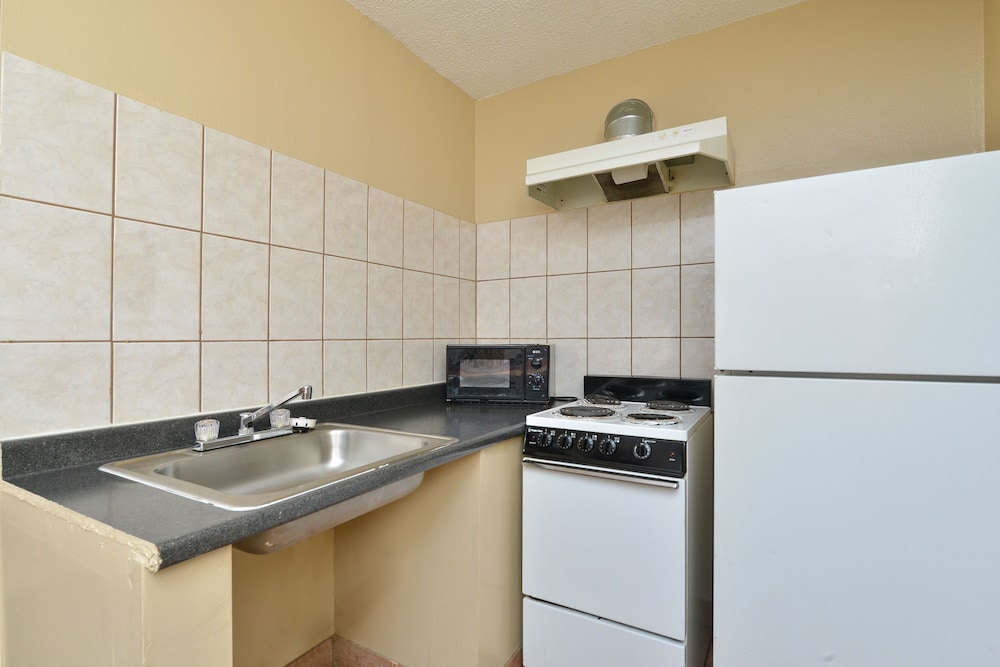 Room, 1 King Bed, Kitchenette photo 2