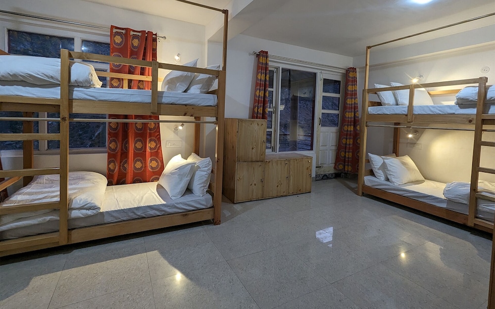 8 Bed Mixed Dorm photo 3