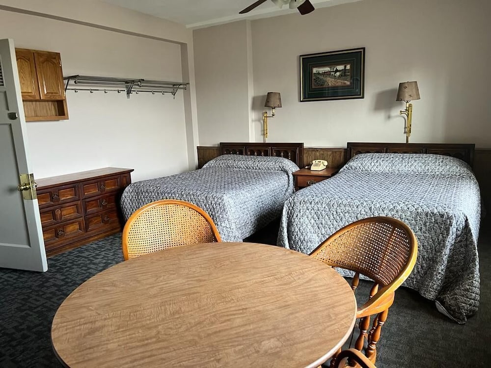 Family Room, 2 Double Beds, Non Smoking photo 3