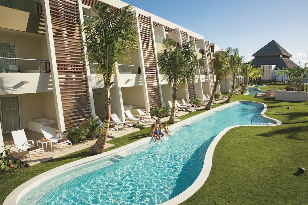 Preferred Club Jr. Suite Swim Up King Bed VIP Concierge incl. & Access to Breathless thumbnail 5