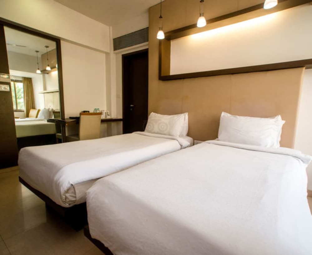 Premium Twin Room - Photo 8