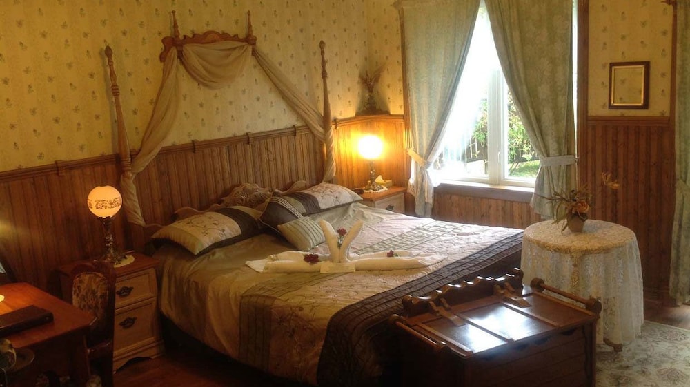 #9 Suite, 1 King Bed, Jetted Tub, Terrace (Diamond) photo 2