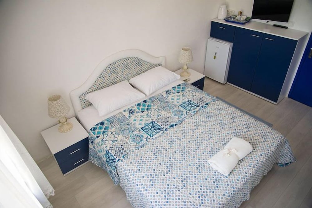 Double Room (No Balcony) photo 2