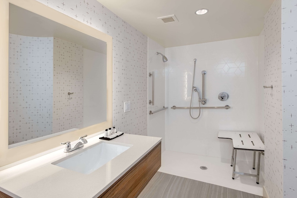 Room, 1 Queen Bed, Accessible (Mobility Roll in Shower) - Photo 6