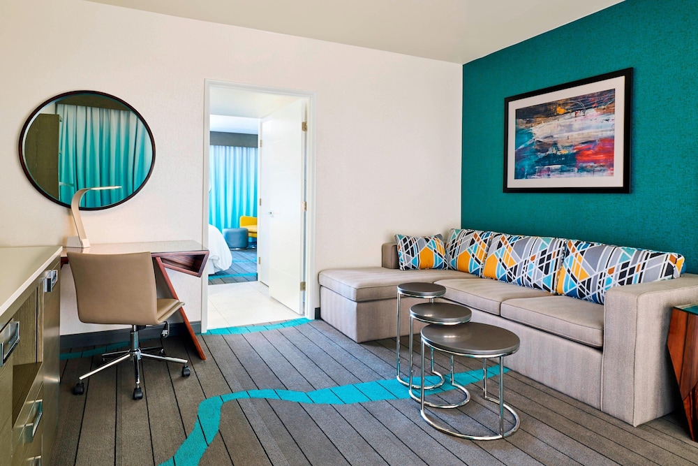 Club Suite, 1 Bedroom, Balcony (Mobility/Hearing Access, Roll-In Shwr) - Photo 1