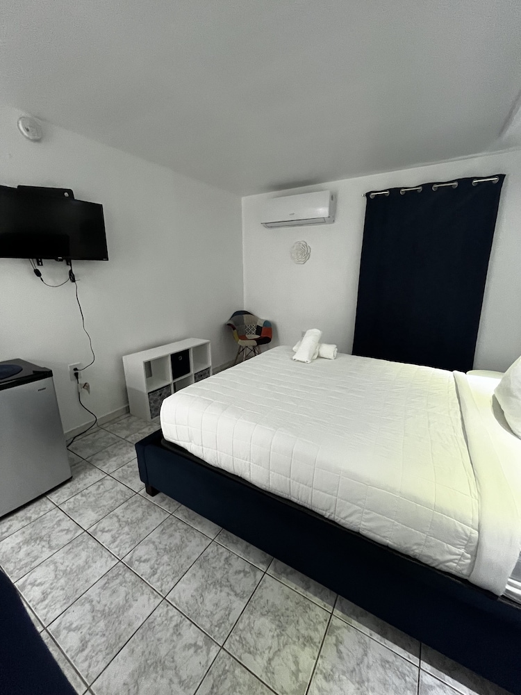 Basic Single Room, 1 Queen Bed photo 3