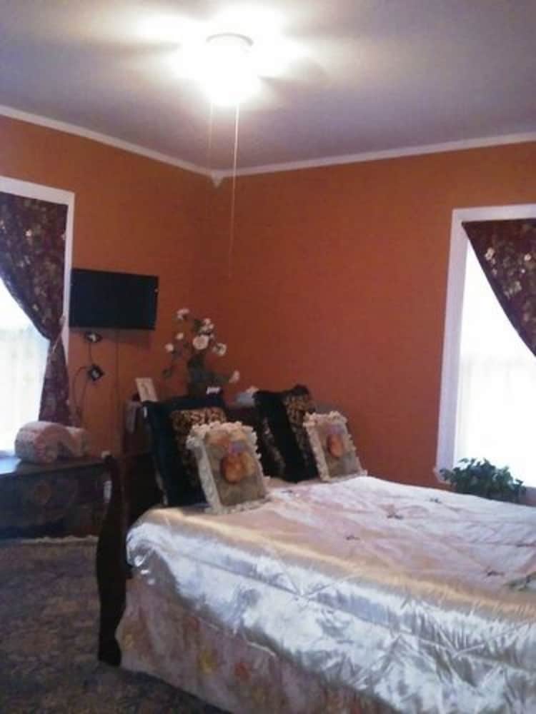 Room (Grandma Grace) photo 1