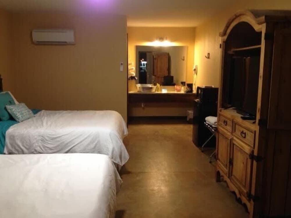Standard Room, 2 Queen Beds, Non Smoking photo 2