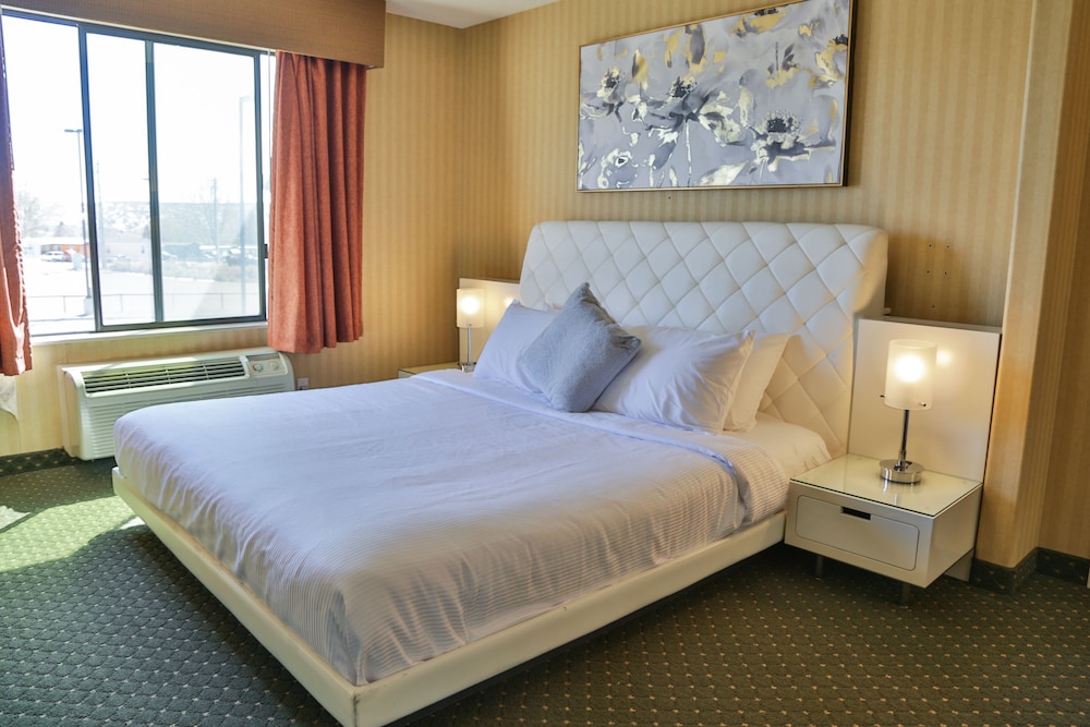 Deluxe Room, 1 King Bed, Non Smoking, Refrigerator & Microwave photo 1