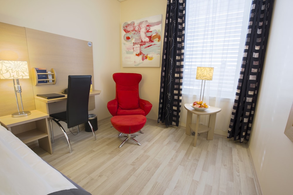 Business Room, 1 Queen Bed, Non Smoking - Photo 3