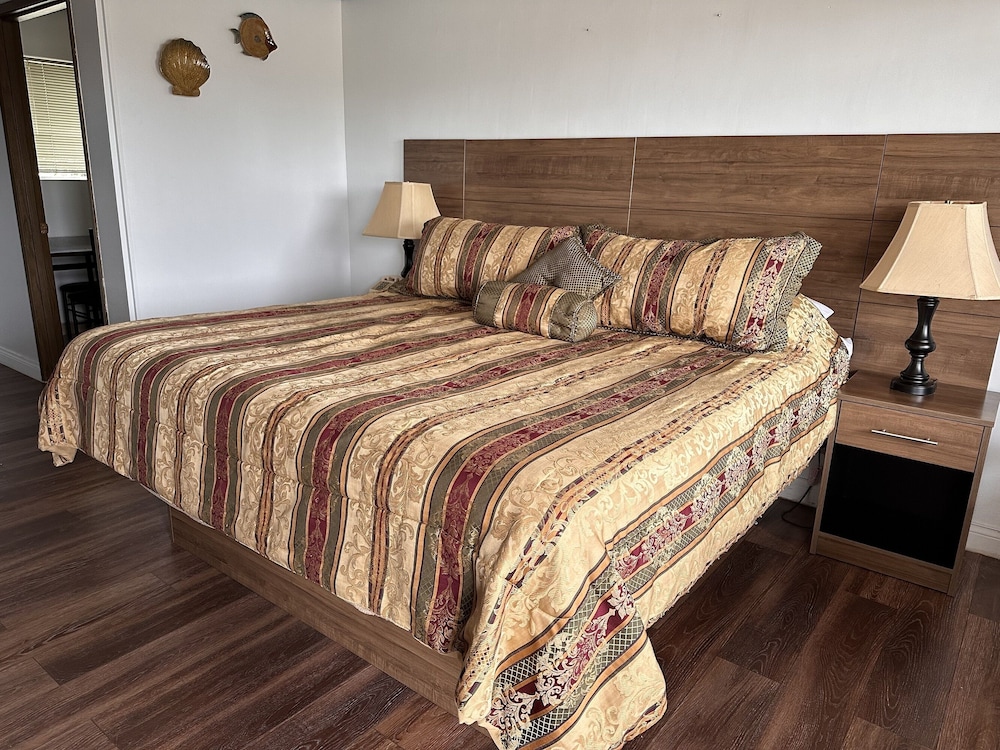 Deluxe Room, 1 King Bed, Kitchen photo 2