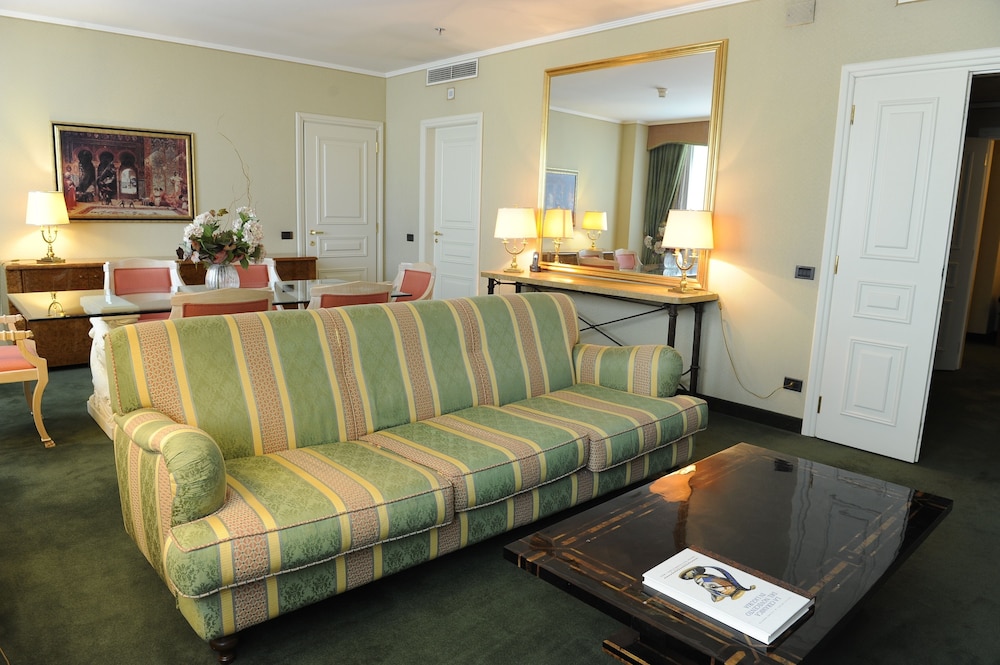 Deluxe Suite, Jetted Tub - Photo 1