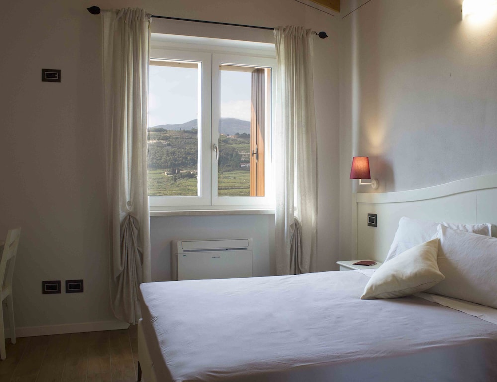 Classic Double or Twin Room, 1 Bedroom, Non Smoking, Hill View photo 2