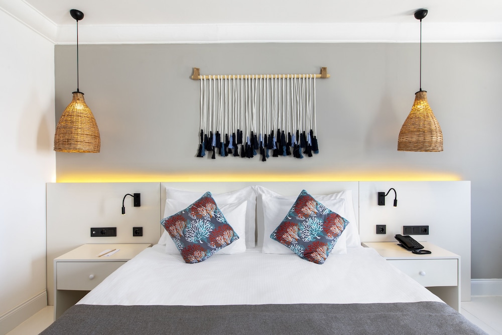 Premium Room, Multiple Beds, Sea View - Photo 9