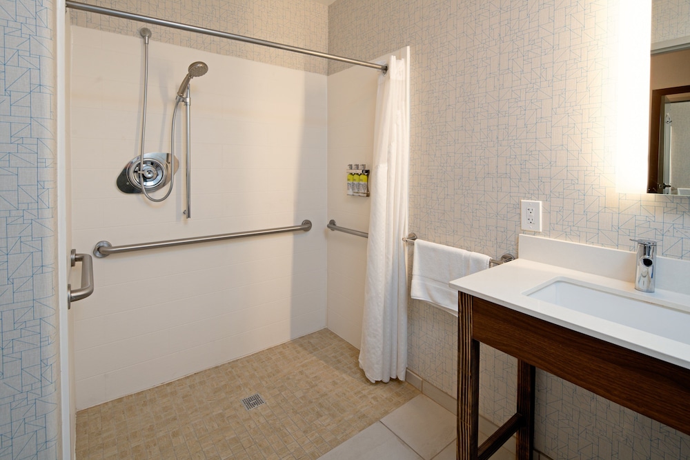 Standard Room, 2 Queen Beds, Accessible (Mobility, Roll-In Shower) - Photo 3